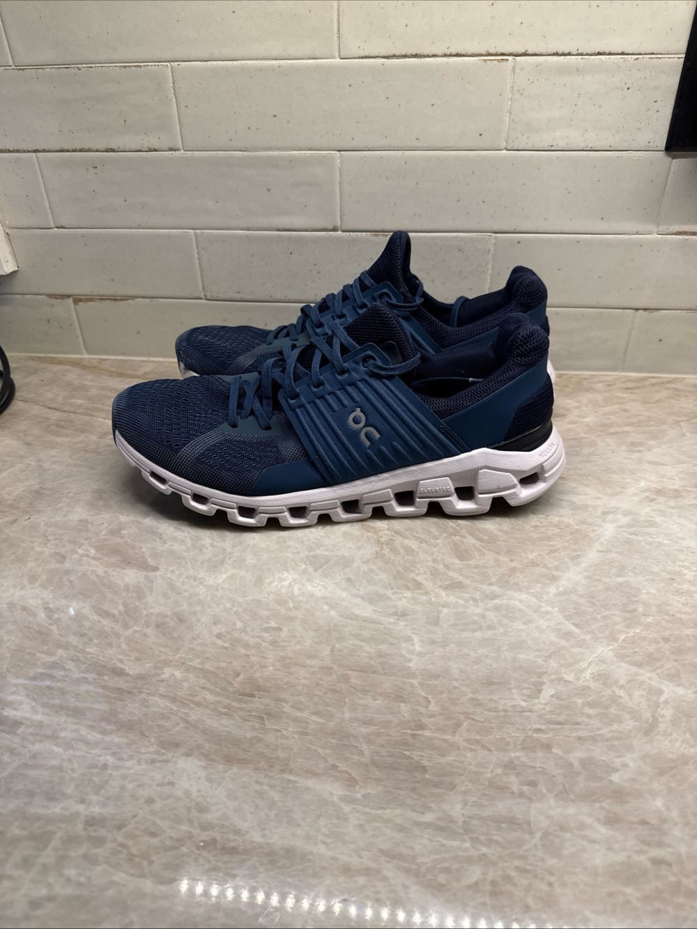 On Cloudswift Running Shoes Size 10